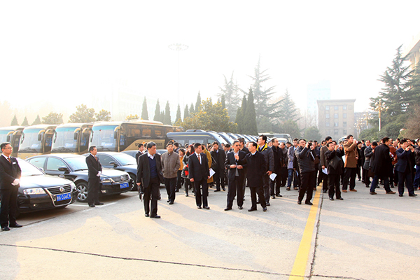 会议代表参观公务车辆方阵.jpg