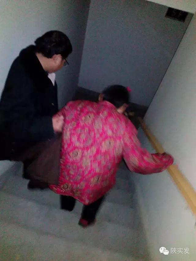 帮扶业主下楼.webp.jpg